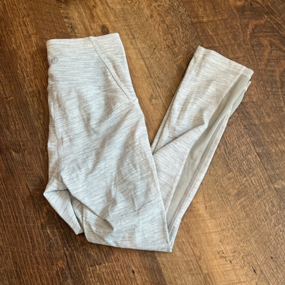 Lululemon Train times Crop 21 inch womens size 2‎ gray and white workout running